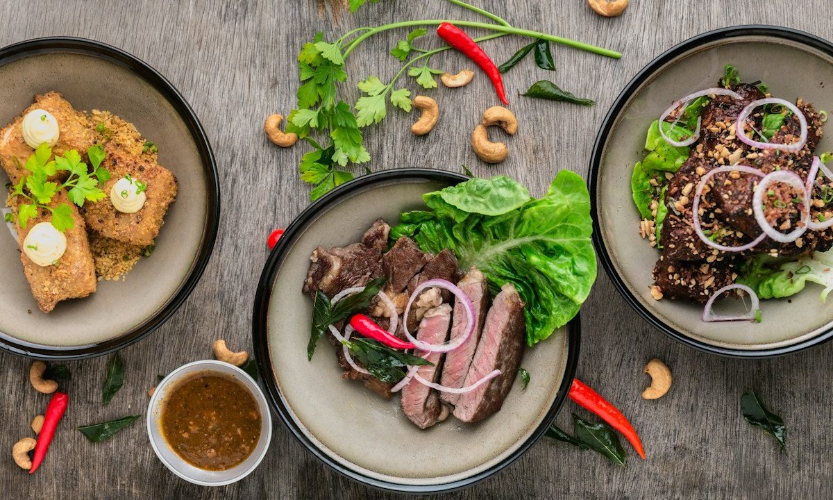 Beragam hidangan kuliner Indonesia di atas meja